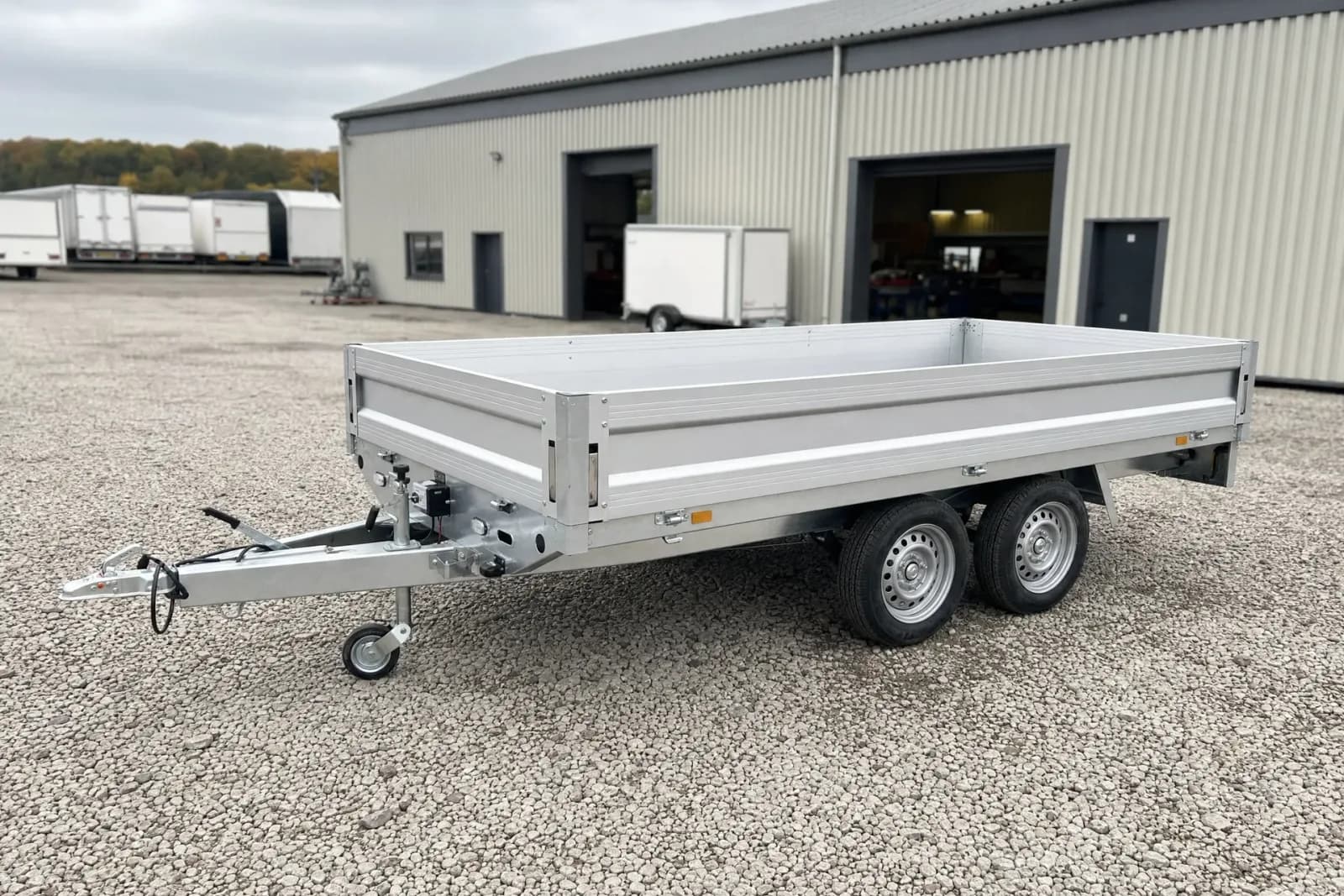 Flatbed plant trailer with beavertail ramp