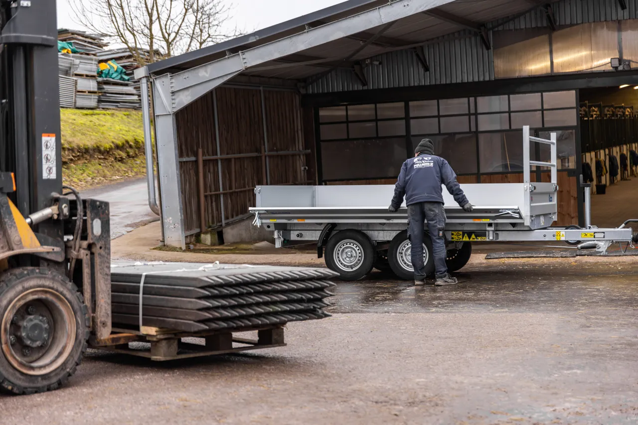 PW2.4 Three-Way Tipper - image 2