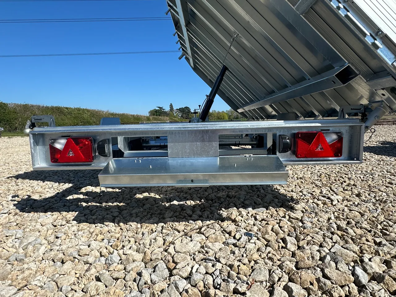 4.26m 3-Way Tipper - image 4